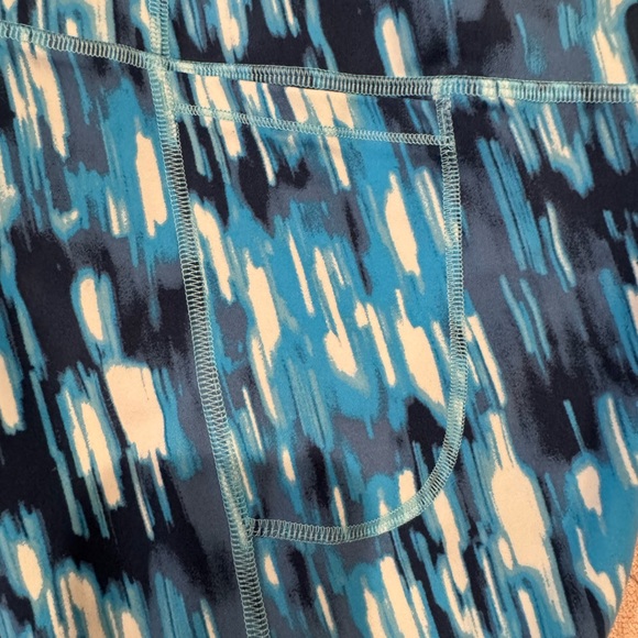 Under Armour Blue Patterned WorkOut Outfit and White Sweatshirt - Picture 13 of 16